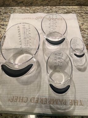 Pampered Chef Clear Plastic Measuring Cups Set with Black Grip